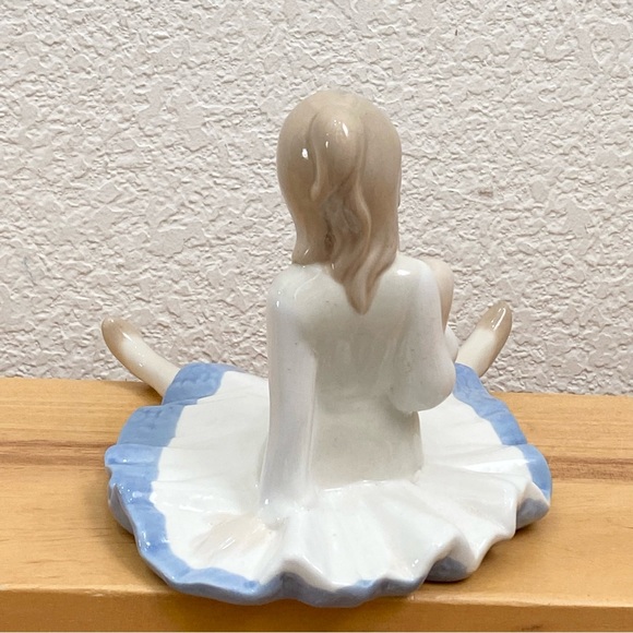 Vintage D’ART S.A. Blue/White Porcelain Sitting Girl Holding A Doll Figurine - Picture 3 of 14